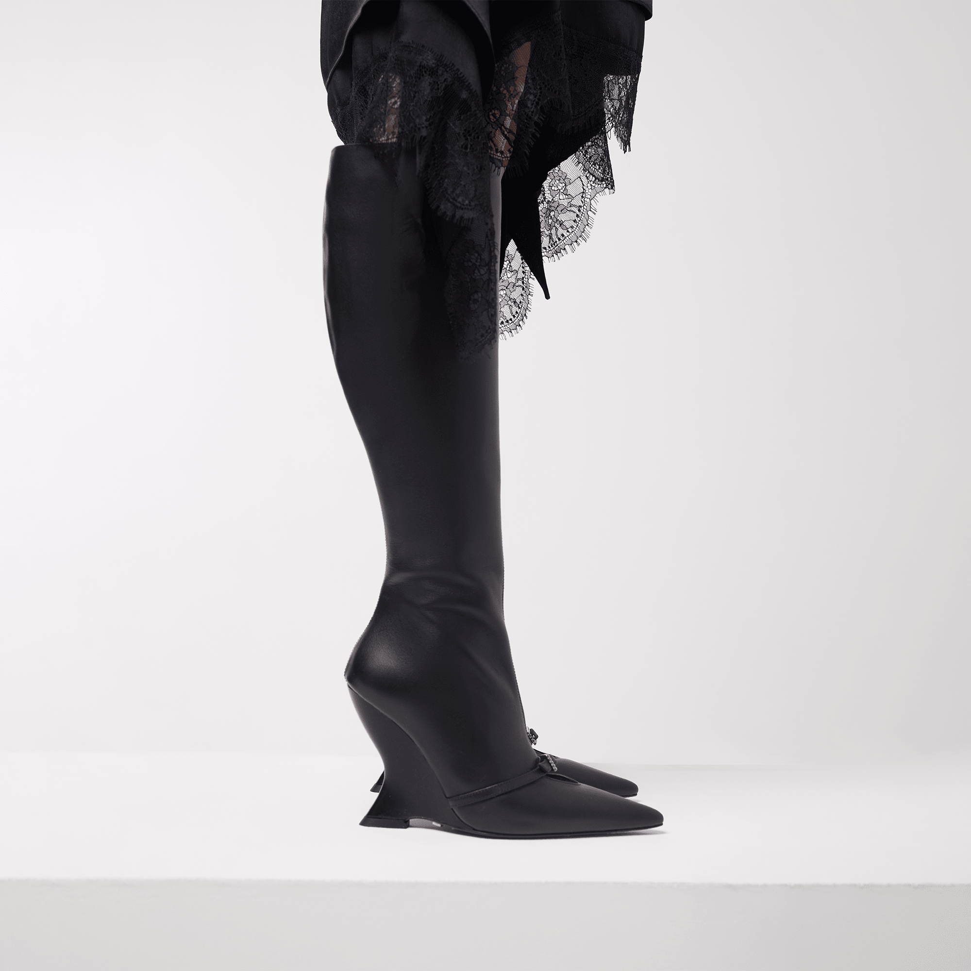 GIA - BLACK SHARP KNIFE